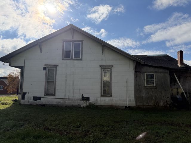 62 High St, E, Mc Ewen, TN 37101