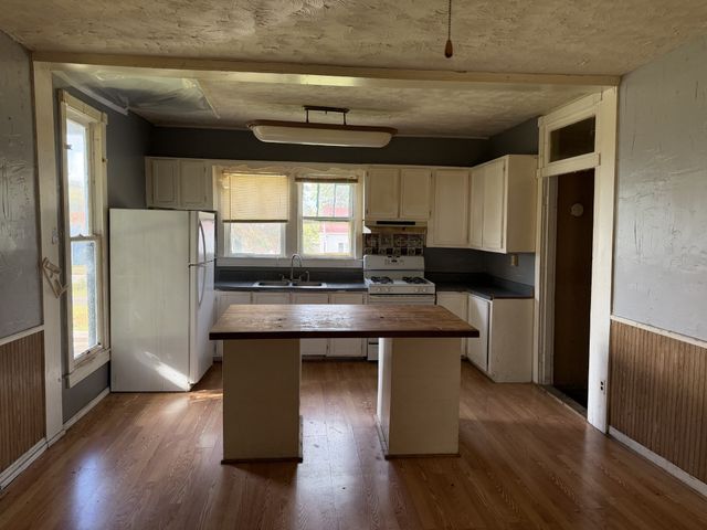 62 High St, E, Mc Ewen, TN 37101