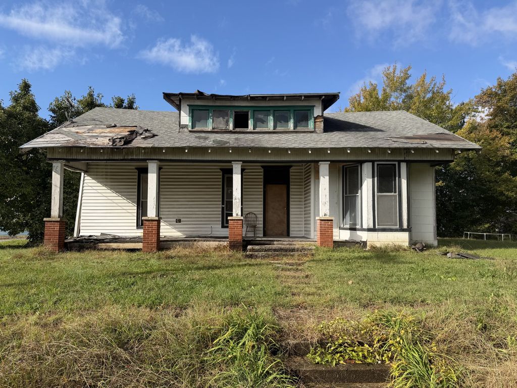 62 High St, E, Mc Ewen, TN 37101