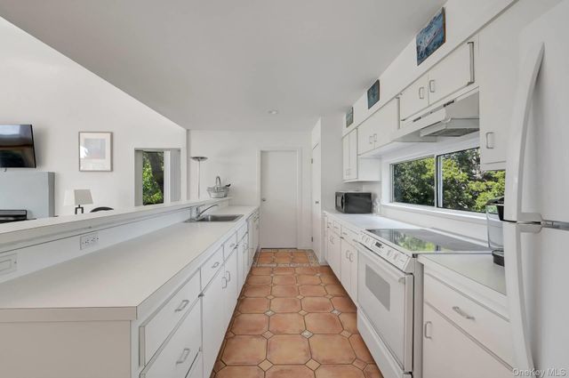 3 Meadow Way, Westhampton Beach, NY 11978