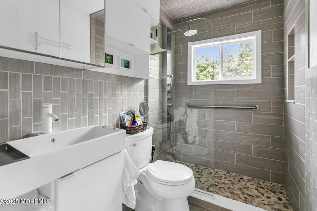 85 Valley Avenue, Highlands, NJ 07732