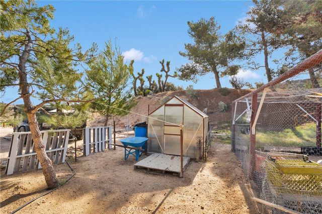 13633 Summit Valley Road, Hesperia, CA 92345