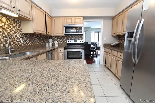 7338 Creek View Court, West Bloomfield, MI 48322