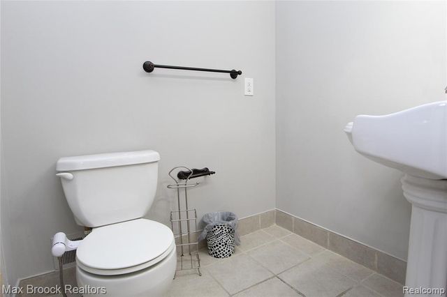 7338 Creek View Court, West Bloomfield, MI 48322