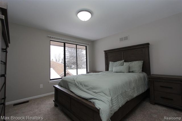 7338 Creek View Court, West Bloomfield, MI 48322