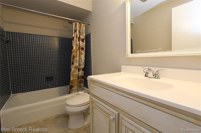 7338 Creek View Court, West Bloomfield, MI 48322