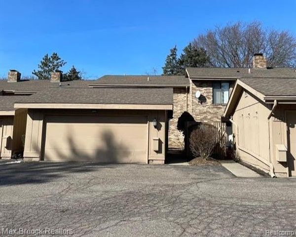 7338 Creek View Court, West Bloomfield, MI 48322