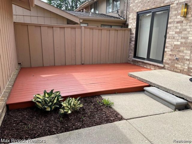 7338 Creek View Court, West Bloomfield, MI 48322