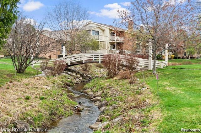 7338 Creek View Court, West Bloomfield, MI 48322