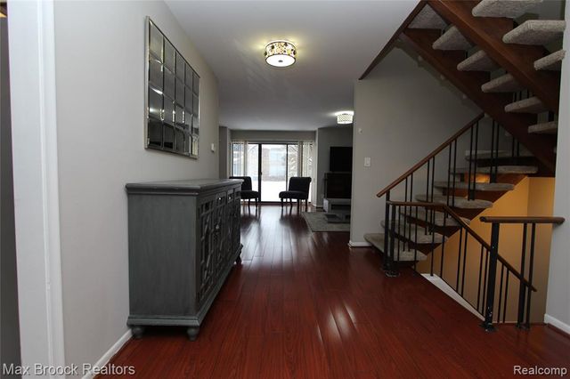 7338 Creek View Court, West Bloomfield, MI 48322