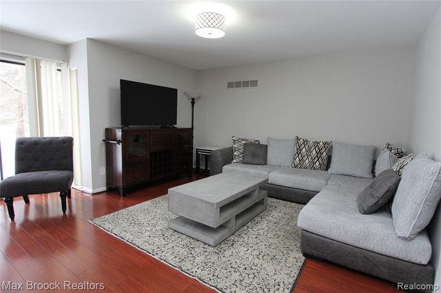 7338 Creek View Court, West Bloomfield, MI 48322