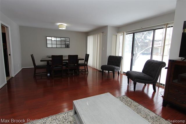 7338 Creek View Court, West Bloomfield, MI 48322