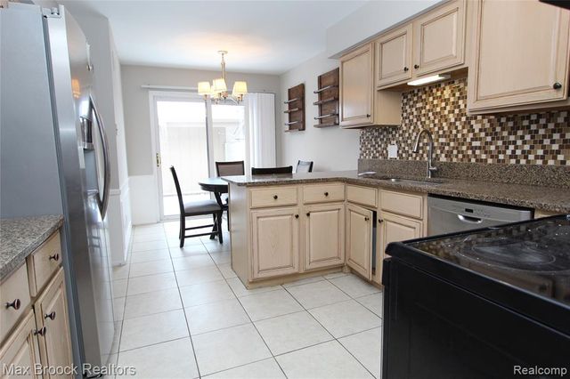 7338 Creek View Court, West Bloomfield, MI 48322