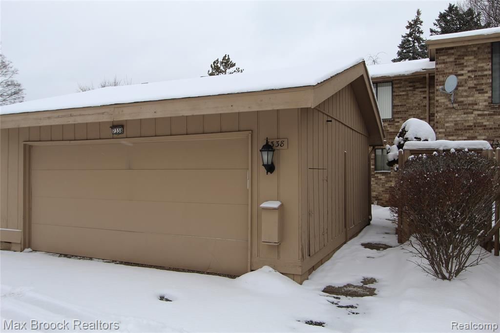 7338 Creek View Court, West Bloomfield, MI 48322
