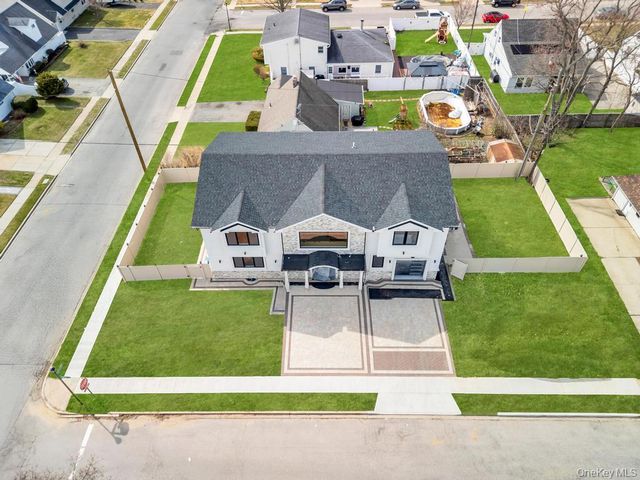 36 Jupiter Lane, Levittown, NY 11756