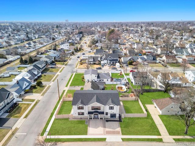 36 Jupiter Lane, Levittown, NY 11756