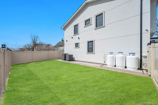 36 Jupiter Lane, Levittown, NY 11756