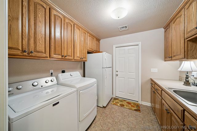 9910 E Shadowlake Lane, Claremore, OK 74017