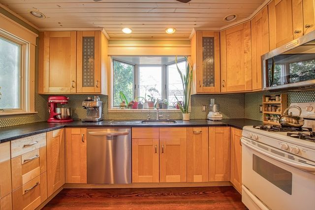 69 Maple St, New Bedford, MA 02740
