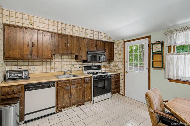 15 Oskar Drive, Mahopac, NY 10541
