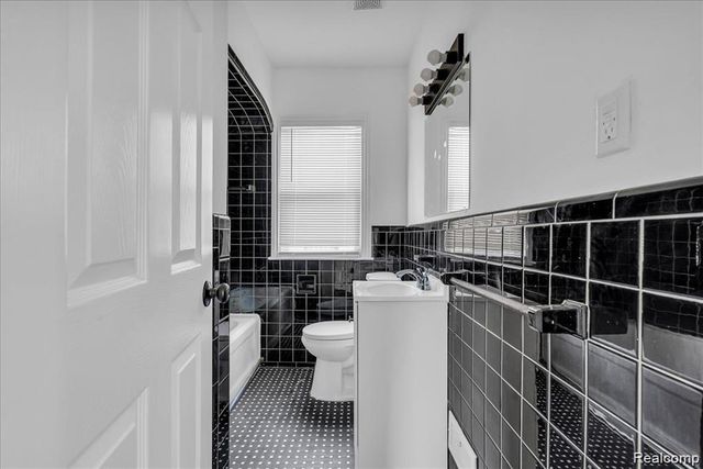 16111 Gilchrist Street, Detroit, MI 48235