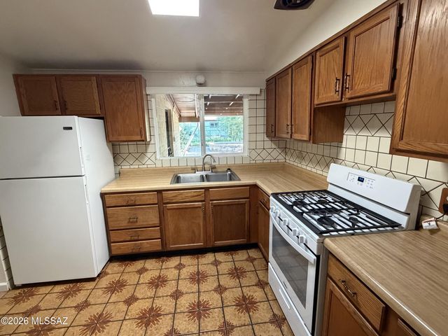 911 W Estrada, Tucson, AZ 85745