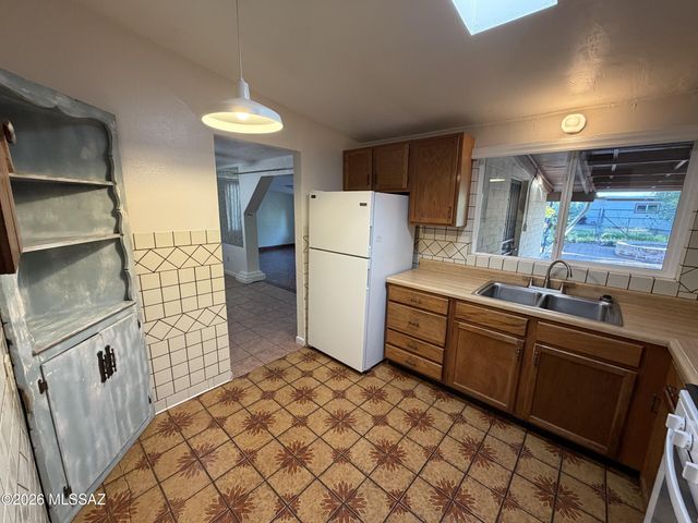 911 W Estrada, Tucson, AZ 85745