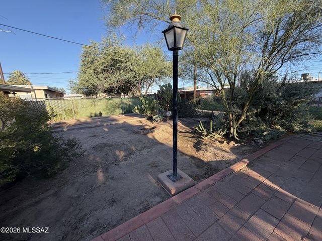 911 W Estrada, Tucson, AZ 85745