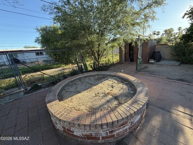911 W Estrada, Tucson, AZ 85745