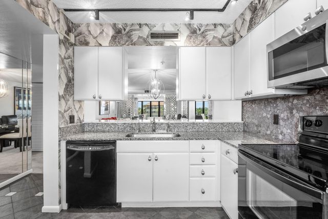 1301 Seafarer Circle 403, Jupiter, FL 33477