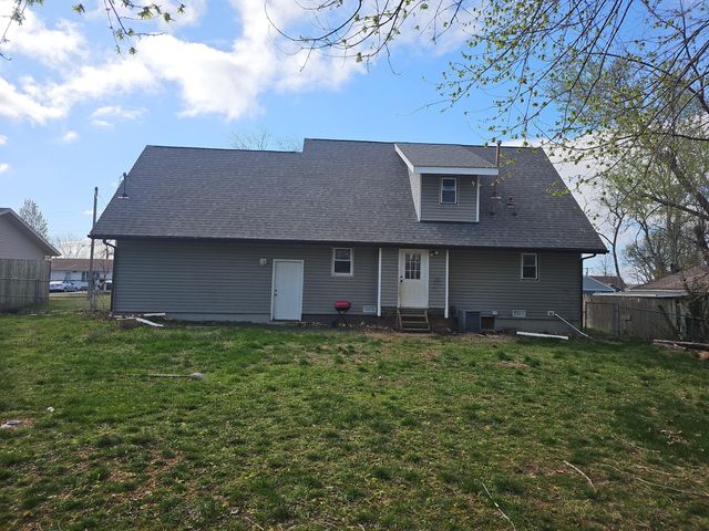 1003 E Lark Street, Ozark, MO 65721