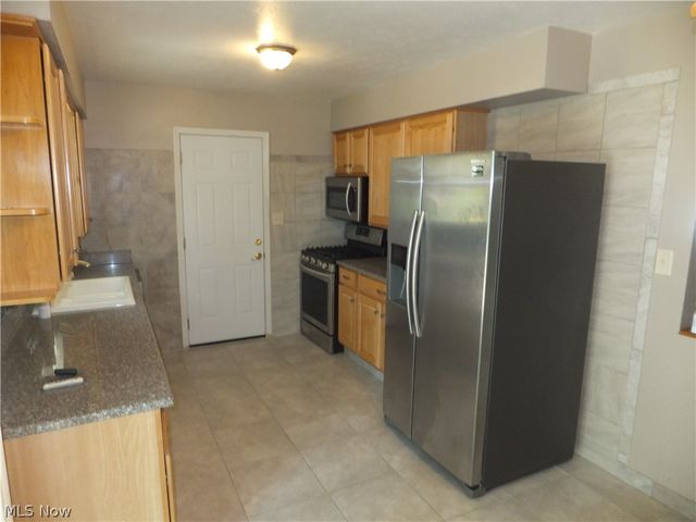 4641 E Lake Road, Sheffield Lake, OH 44054