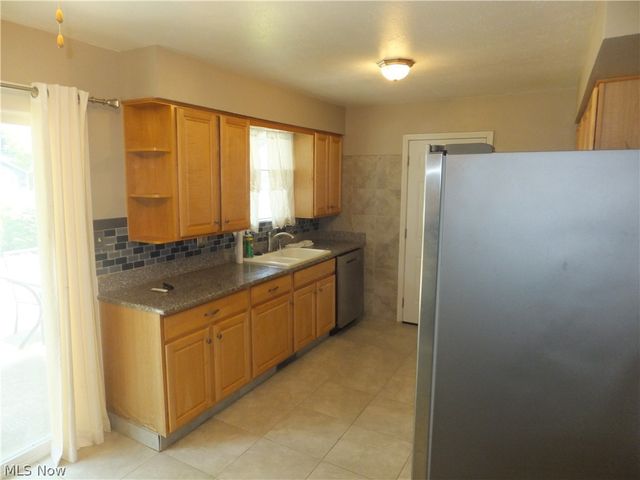 4641 E Lake Road, Sheffield Lake, OH 44054