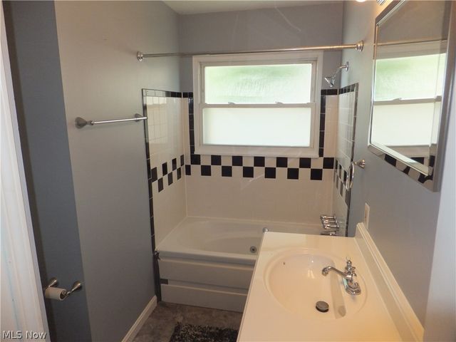 4641 E Lake Road, Sheffield Lake, OH 44054