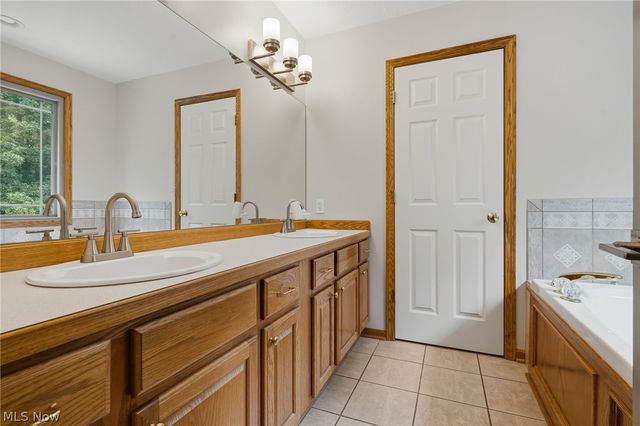 2559 Chadwell Circle NW, North Canton, OH 44720