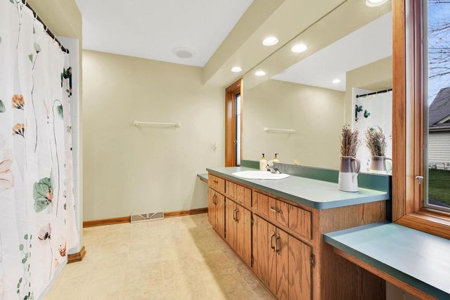 S79W19225 River Oaks COURT, Muskego, WI 53150