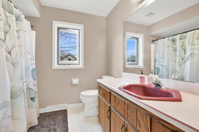 S79W19225 River Oaks COURT, Muskego, WI 53150