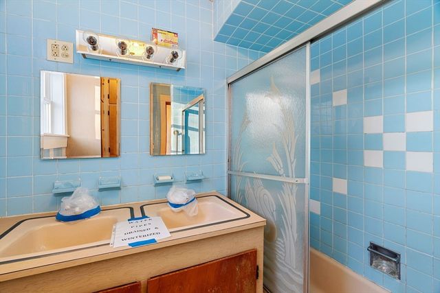 41 Agawam Ave, Haverhill, MA 01835