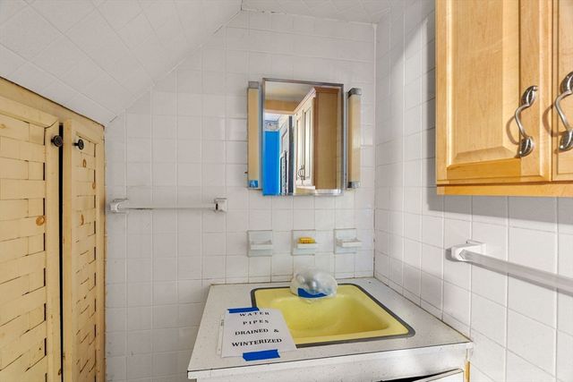 41 Agawam Ave, Haverhill, MA 01835