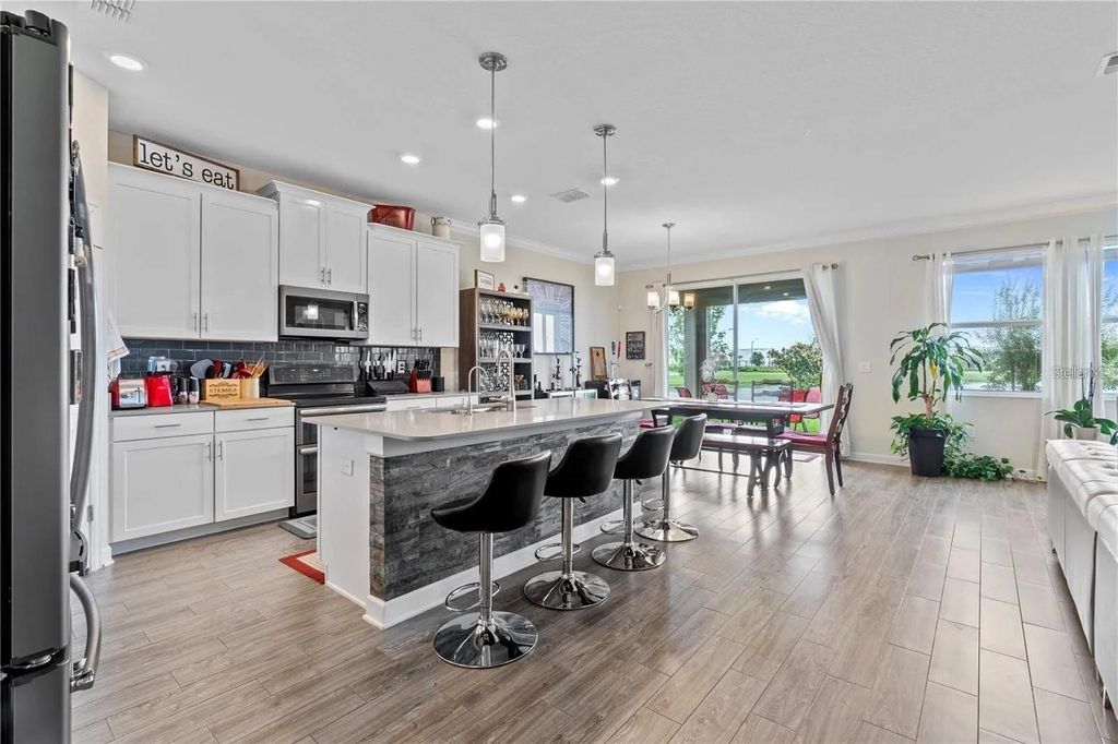 Image 5 of property listing at 11819 IMAGINARY WAY, Orlando, FL 32832