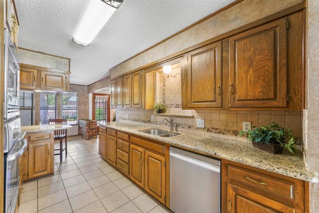 2323 Brookside Drive, Arlington, TX 76012