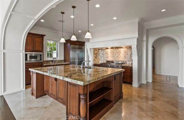 8 Whalers Bluff, Newport Coast, CA 92657