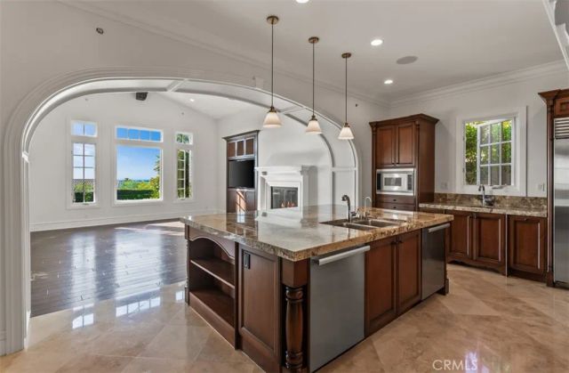 8 Whalers Bluff, Newport Coast, CA 92657