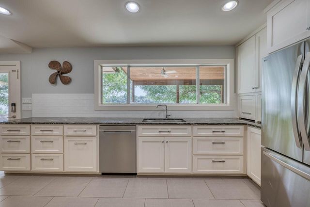 1704 Bluebonnet LN, Kingsland, TX 78639