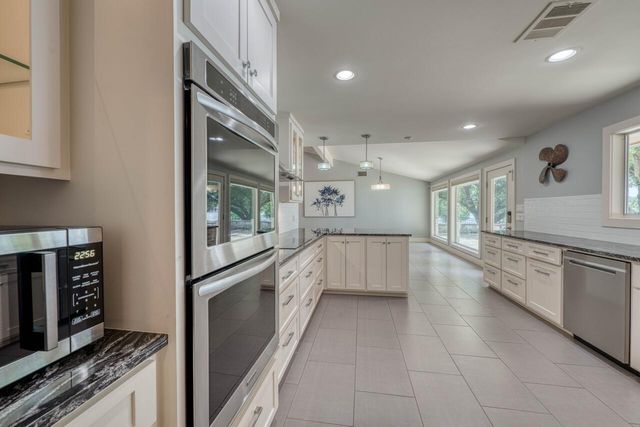 1704 Bluebonnet LN, Kingsland, TX 78639