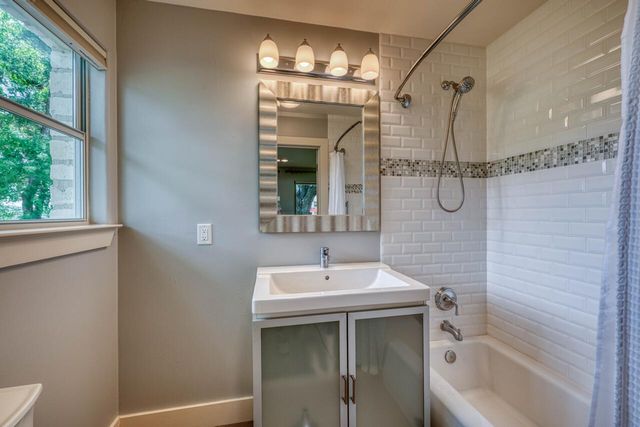 1704 Bluebonnet LN, Kingsland, TX 78639
