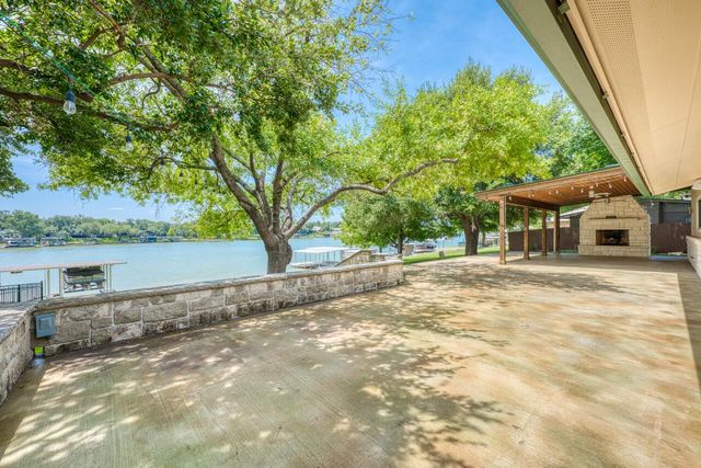 1704 Bluebonnet LN, Kingsland, TX 78639