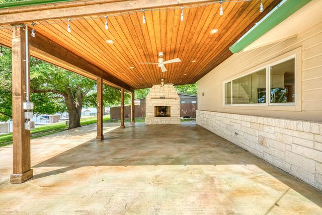 1704 Bluebonnet LN, Kingsland, TX 78639