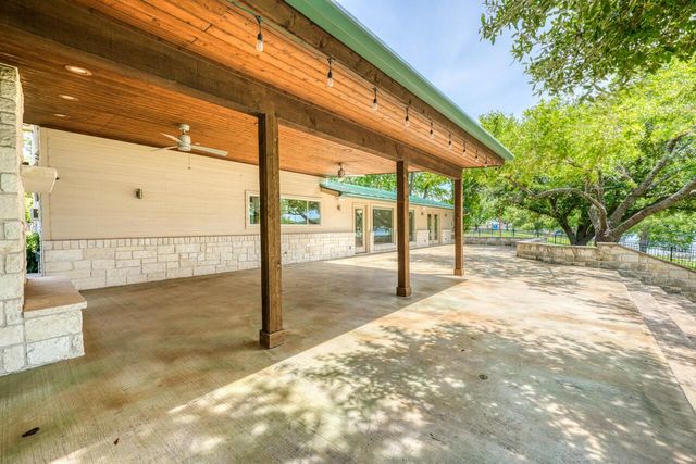 1704 Bluebonnet LN, Kingsland, TX 78639