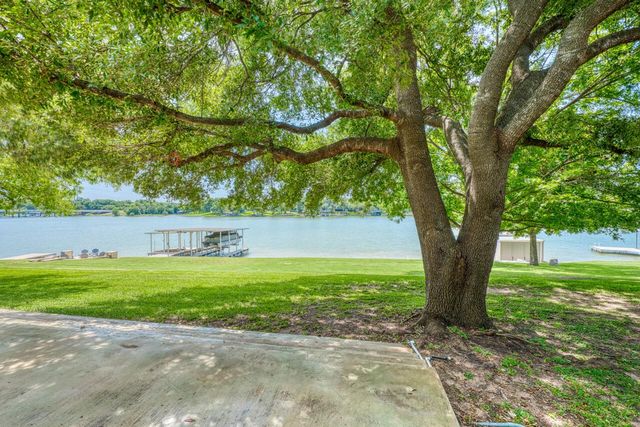 1704 Bluebonnet LN, Kingsland, TX 78639